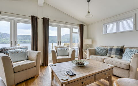 Loch Ness Hamptons Lodge: Möbel, Interior Design, Couch, Flooring, Fussboden, Decke, Zimmer, Wohnzimmer, Zuhause