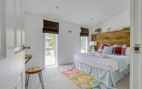 Loch Ness Hamptons Lodge: Möbel, Interior Design, Flooring, Fussboden, Schlafzimmer, Bett, Wand, Holz, Decke, Zimmer