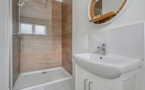 Loch Ness Hamptons Lodge: Badezimmer, Wand, Flooring, Armatur, Interior Design, Fussboden, Sinken, Bad Sink, Installation, Zapfhahn