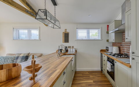 Loch Ness Hamptons Lodge: Interior Design, Flooring, Holz, Cabinetry, Countertop, Decke, Möbel, Fussboden, Küche, Zimmer