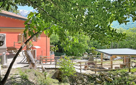 Sorico Albonico 697: Resort, Schwimmbad, Estate, Schatten, Landscaping, Eco Hotel, Hotel, Villa