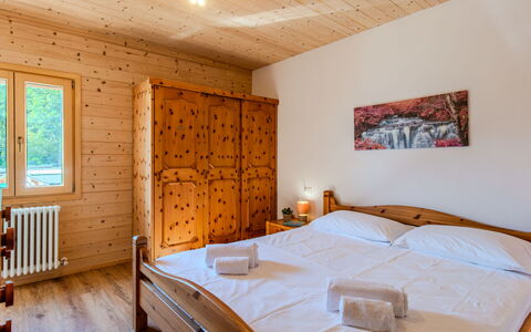 Sorico Albonico 697: Holz, Decke, Möbel, Schlafzimmer, Hartholz, Zimmer, Bett, Holzbeize, Bettrahmen, Bettdecke