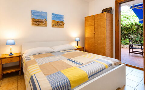 Il Favollo: Fussboden, Möbel, Wohnung, Schlafzimmer, Holzbeize, Resort, Hartholz, Bett, Stuhl, Bettrahmen
