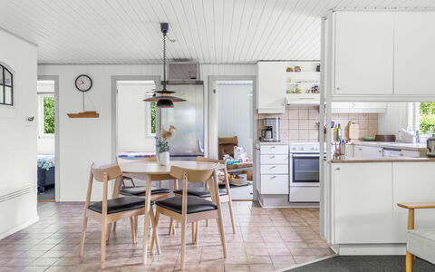 Elif - 200M from the Sea: Flooring, Holz, Möbel, Interior Design, Fussboden, Decke, Holzboden, Zuhause, Küche, Light Fixture