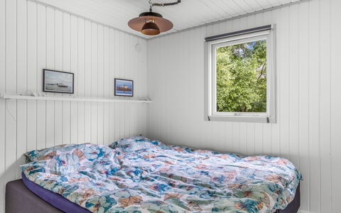 Elif - 200M from the Sea: Holz, Schlafzimmer, Bett, Hartholz, Planke, Bettdecke, Bedding, Bettrahmen, Holzbeize, Design