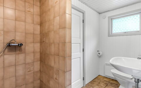Elif - 200M from the Sea: Badezimmer, Wand, Flooring, Armatur, Fussboden, Interior Design, Installation, Fliese, Decke, Toilette