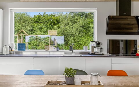 Anabel - 800M from the Sea: Küche, Countertop, Möbel, Interior Design, Küchengerät, Holz, Flooring, Cabinetry, Haushaltsgerät, Beleuchtung