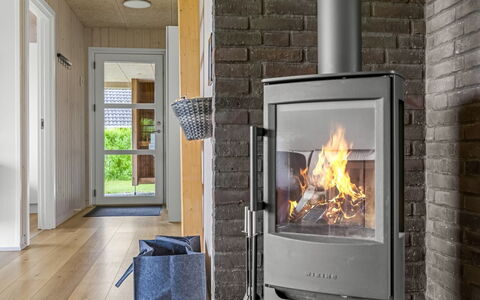 Anabel - 800M from the Sea: Flooring, Feuerstelle, Holzofen, Hartholz, Holzboden, Stuhl, Holzbeize, Wohnzimmer, Kamin, Zimmerpflanze