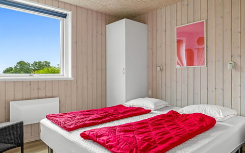 Anabel - 800M from the Sea: Holz, Schlafzimmer, Bett, Fussboden, Bettdecke, Bedding, Bettrahmen, Zuhause, Hartholz, Holzbeize