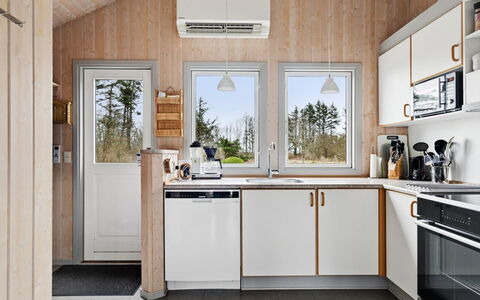 Algeth - 2.5Km from the Sea: Holz, Major Appliance, Küchengerät, Küche, Haushaltsgerät, Zimmer, Countertop, Decke, Light Fixture, Herd