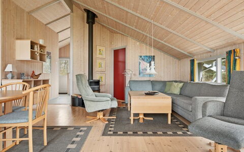 Algeth - 2.5Km from the Sea: Holz, Flooring, Interior Design, Fussboden, Decke, Möbel, Zimmer, Wohnzimmer, Zuhause, Holzboden