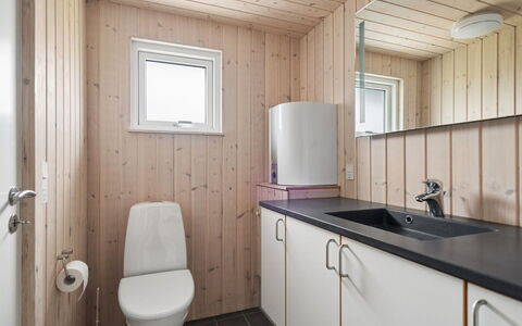 Algeth - 2.5Km from the Sea: Armatur, Flooring, Holz, Sinken, Fussboden, Badezimmer, Interior Design, Toilette, Zapfhahn, Installation