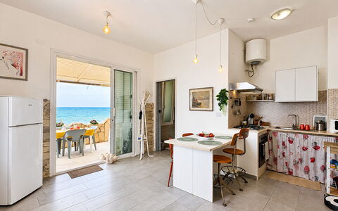 La Casa in Riva al Mare: Möbel, Fussboden, Wohnung, Stuhl, Schatten, Küche & Esszimmer Tisch, Zimmerpflanze, Resort, Balkon, Penthouse