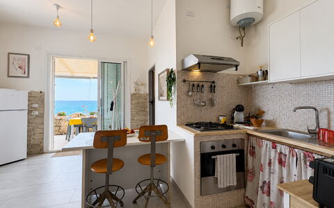 La Casa in Riva al Mare: Möbel, Flooring, Küche, Interior Design, Stuhl, Küche & Esszimmer Tisch, Tabelle, Fussboden, Major Appliance, Wohnung