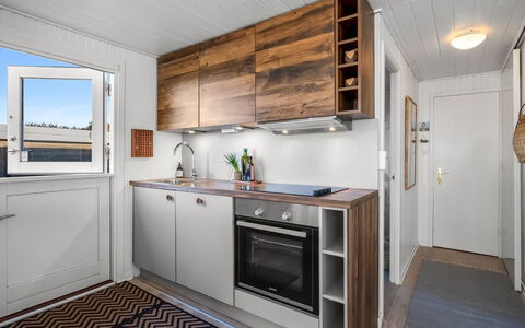 Gustav - 50M from the Sea: Holz, Küche, Major Appliance, Countertop, Holzbeize, Wohnung, Hartholz, Cabinetry, Küchengerät, Planke