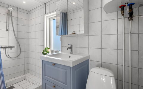 Gustav - 50M from the Sea: Flooring, Armatur, Fussboden, Sinken, Badezimmer, Interior Design, Toilette, Bad Sink, Zapfhahn, Installation