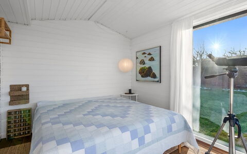 Gustav - 50M from the Sea: Holz, Schlafzimmer, Decke, Interior Design, Bett, Fussboden, Bettdecke, Flooring, Bedding, Bettrahmen