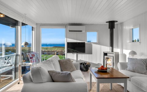 Gustav - 50M from the Sea: Holz, Möbel, Interior Design, Fussboden, Decke, Flooring, Zuhause, Tür, Wohnzimmer, Couch