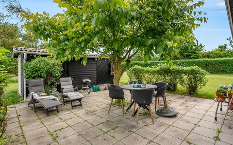 Gustav - 50M from the Sea: Strauch, Gartenmöbel, Garten, Möbel, Schatten, Grundstueck, Tisch Im Freien, Stuhl, Ground