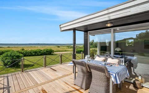 Gustav - 50M from the Sea: Möbel, Veranda, Deck, Tür, Stuhl, Hartholz, Schatten, Küche & Esszimmer Tisch, Resort, Planke