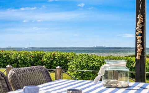 Gustav - 50M from the Sea: Himmel, Möbel, Gartenmöbel, Tabelle, Horizont, Sommer, Tisch Im Freien, Stuhl, Schatten, Meer