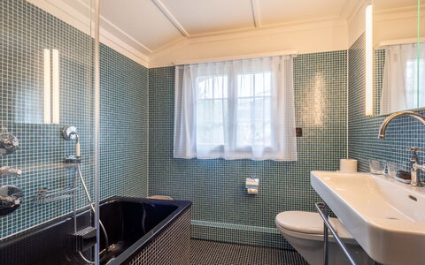 Chalet Cauma: Badezimmer, Armatur, Flooring, Interior Design, Fussboden, Installation, Badewanne, Zapfhahn, Fliese, Sinken