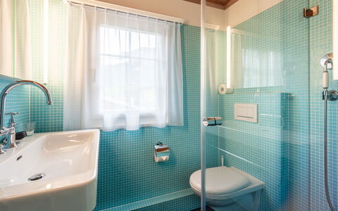 Chalet Cauma: Badezimmer, Armatur, Interior Design, Bad Sink, Flooring, Fussboden, Zapfhahn, Badewanne, Sinken, Installation