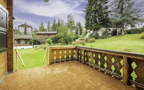 Chalet Cauma: Strauch, Garten, Grundstueck, Ground, Rasen, Landscaping, Garten, Holzbeize, Hinterhof, Zaun