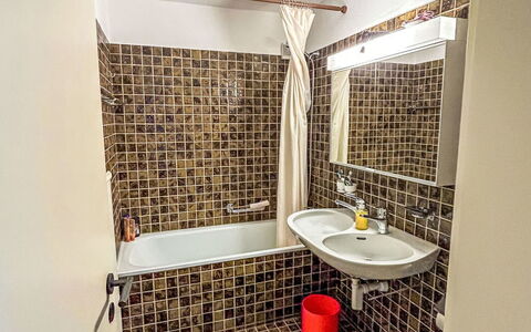 Casa Partnun 4-3: Wand, Armatur, Badezimmer, Flooring, Fussboden, Interior Design, Toilleten Sitz, Toilette, Installation, Bad Sink