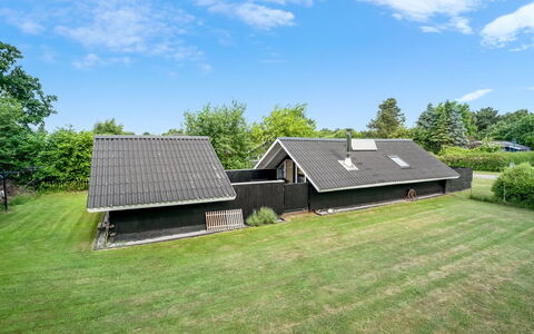 Ragnborg - 700M from the Sea: Gras, Dach, Haus, Zuhause, Hütte, Ground, Rasen, Garten, Bauernhaus, Estate