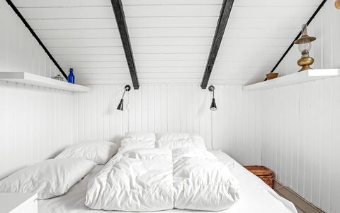Ragnborg - 700M from the Sea: Schlafzimmer, Holz, Decke, Bett, Interior Design, Fussboden, Beleuchtung, Bedding, Bettdecke, Linens