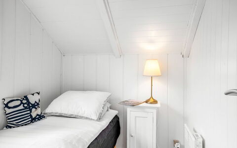 Ragnborg - 700M from the Sea: Schlafzimmer, Holz, Bett, Interior Design, Bettdecke, Fussboden, Flooring, Bedding, Linens, Decke