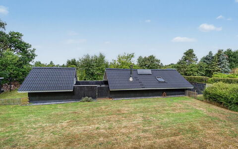 Ragnborg - 700M from the Sea: Gras, Dach, Haus, Zuhause, Hütte, Ground, Garten, Rasen, Steigung, Schatten