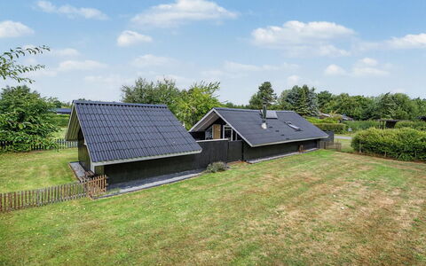 Ragnborg - 700M from the Sea: Gras, Dach, Haus, Zuhause, Hütte, Ländliches Gebiet, Ground, Rasen, Garten, Steigung