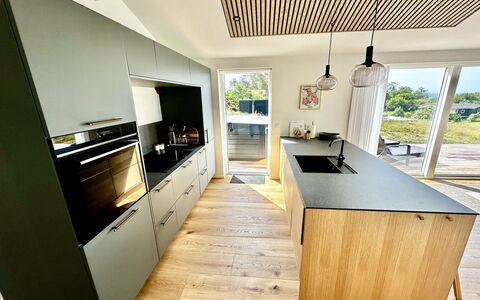 Theodora - 600M from the Sea: Küche, Countertop, Flooring, Möbel, Interior Design, Küchengerät, Fussboden, Holz, Holzboden, Cabinetry