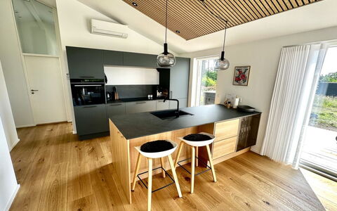 Theodora - 600M from the Sea: Möbel, Interior Design, Flooring, Countertop, Küche, Holz, Fussboden, Holzboden, Decke, Cabinetry