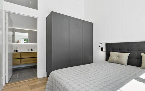 Theodora - 600M from the Sea: Möbel, Interior Design, Schlafzimmer, Bett, Flooring, Wand, Fussboden, Holz, Decke, Zimmer