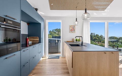 Theodora - 600M from the Sea: Küche, Countertop, Holz, Flooring, Möbel, Interior Design, Küchengerät, Cabinetry, Fussboden, Decke