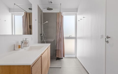 Theodora - 600M from the Sea: Flooring, Fussboden, Interior Design, Armatur, Wand, Bad Sink, Sinken, Holz, Badezimmerschrank, Badezimmer