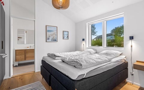 Theodora - 600M from the Sea: Schlafzimmer, Zuhause, Bett, Fussboden, Wohnung, Bettrahmen, Bedding, Bettdecke, Hotel, Matratze