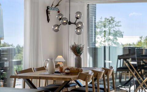 Theodora - 600M from the Sea: Möbel, Interior Design, Holz, Esszimmer, Stuhl, Light Fixture, Küche & Esszimmer Tisch, Decke, Flooring, Tabelle