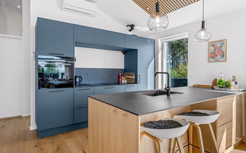 Theodora - 600M from the Sea: Möbel, Countertop, Küche, Interior Design, Flooring, Cabinetry, Küchengerät, Fussboden, Holz, Decke
