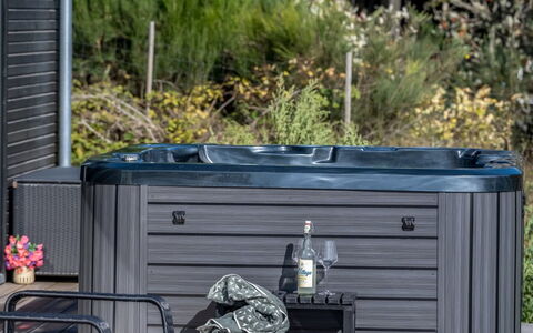 Theodora - 600M from the Sea: Verbundwerkstoff, Badewanne, Armatur, Jacuzzi, Garten, Schwimmbad, Deck, Water Feature, Outdoor Struktur