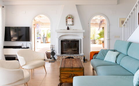 Lotus: Möbel, Interior Design, Couch, Flooring, Tabelle, Wohnzimmer, Zuhause, Fussboden, Zimmer, Stuhl