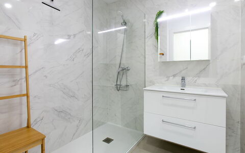 Sea Garden: Flooring, Fussboden, Armatur, Interior Design, Badezimmer, Badezimmerschrank, Installation, Fliese, Zapfhahn, Decke