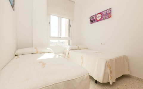 Luma: Holz, Schlafzimmer, Fussboden, Bett, Interior Design, Bettdecke, Flooring, Bedding, Wohnung, Decke