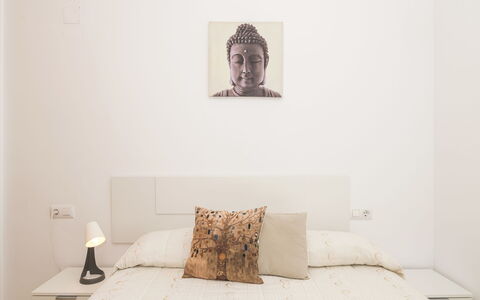 Luma: Bett, Möbel, Schlafzimmer, Bedding, Interior Design, Wand, Bettdecke, Fussboden, Holz, Zimmer