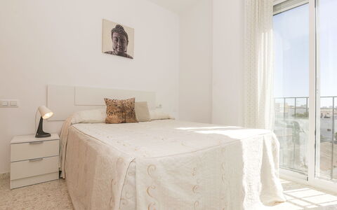 Luma: Möbel, Bett, Interior Design, Schlafzimmer, Fussboden, Wand, Flooring, Holz, Bettdecke, Bedding