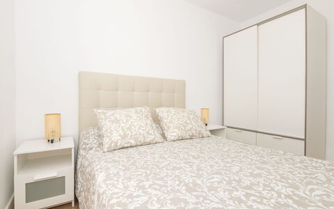 Buleria: Möbel, Bett, Schlafzimmer, Interior Design, Bedding, Wand, Bettdecke, Holz, Linens, Fussboden