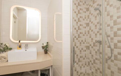 Buleria: Badezimmer, Interior Design, Armatur, Wand, Bad Sink, Flooring, Fussboden, Textil, Sinken, Zapfhahn